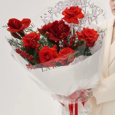 Рождественский букет с сосной и красными амарилиссами